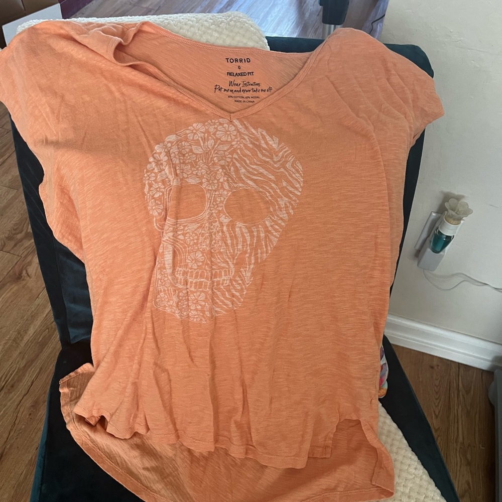 TORRID PEACH SKULL TSHIRT SZ 0
